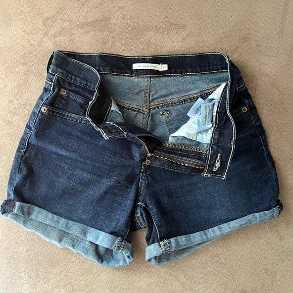 LEVI'S Denim Mid Lenth Cuffed Women's Shorts - Size 27 Deep Indigo Wash - Picture 3 of 7